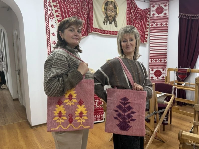 У Кролевці ткацький музей продає шопери за донати на підтримку військових