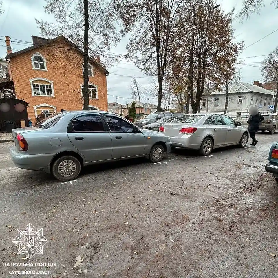 Недотримання правил дистанції та швидкості спричинило зіткнення в центрі Сум