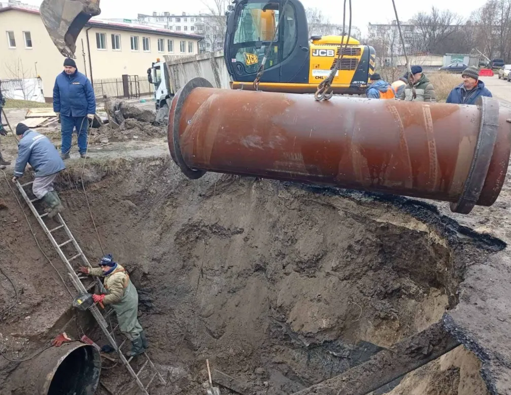 У Сумах відновлюють водопостачання та з’ясовують обставини масштабної аварії на колекторі У Сумах відновлюють водопостачання та з’ясовують обставини масштабної аварії на колекторі