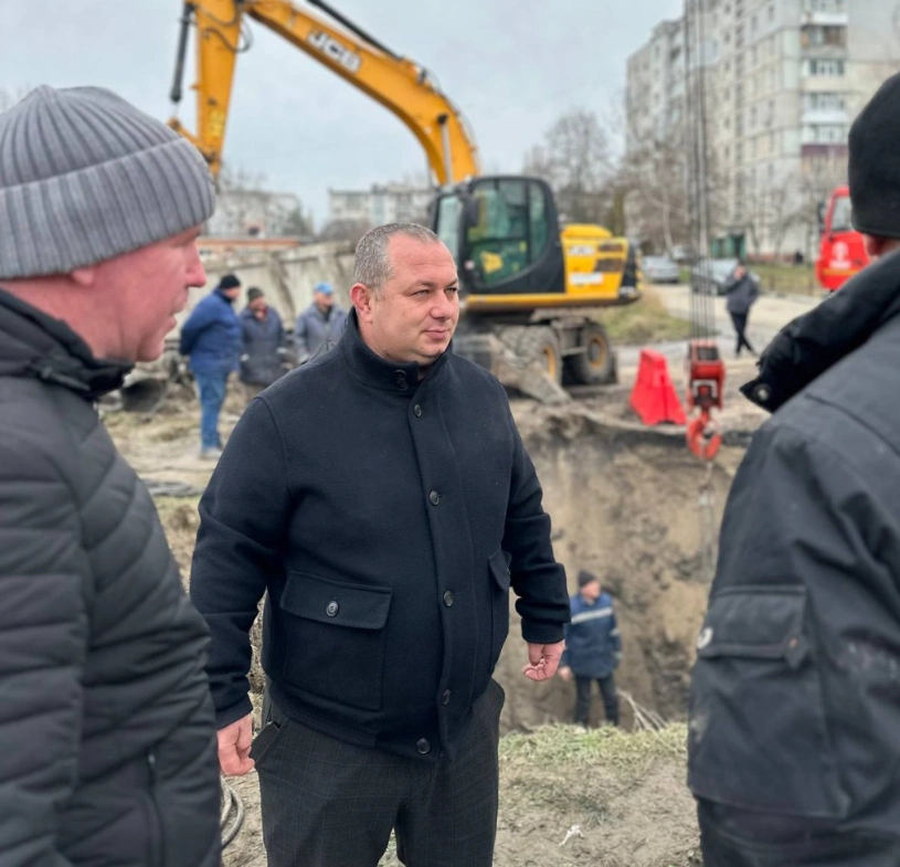 У Сумах відновлюють водопостачання та з’ясовують обставини масштабної аварії на колекторі