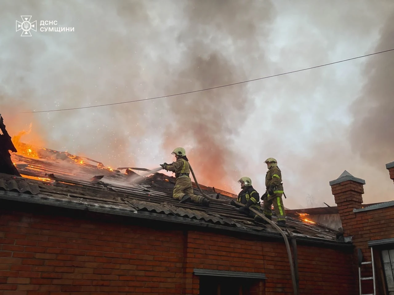 У Тростянці загасили масштабну пожежу на території промислового об’єкта