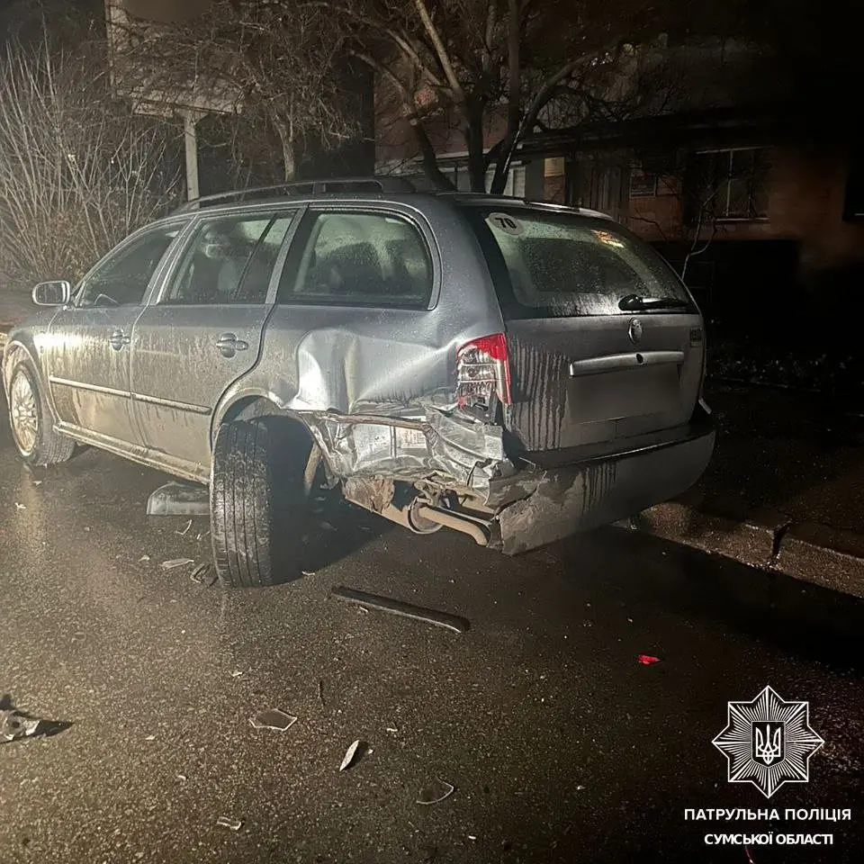 Нетверезий за кермом і некерований на дорозі: у Сумах водій спричинив ДТП та пошкодив будинок