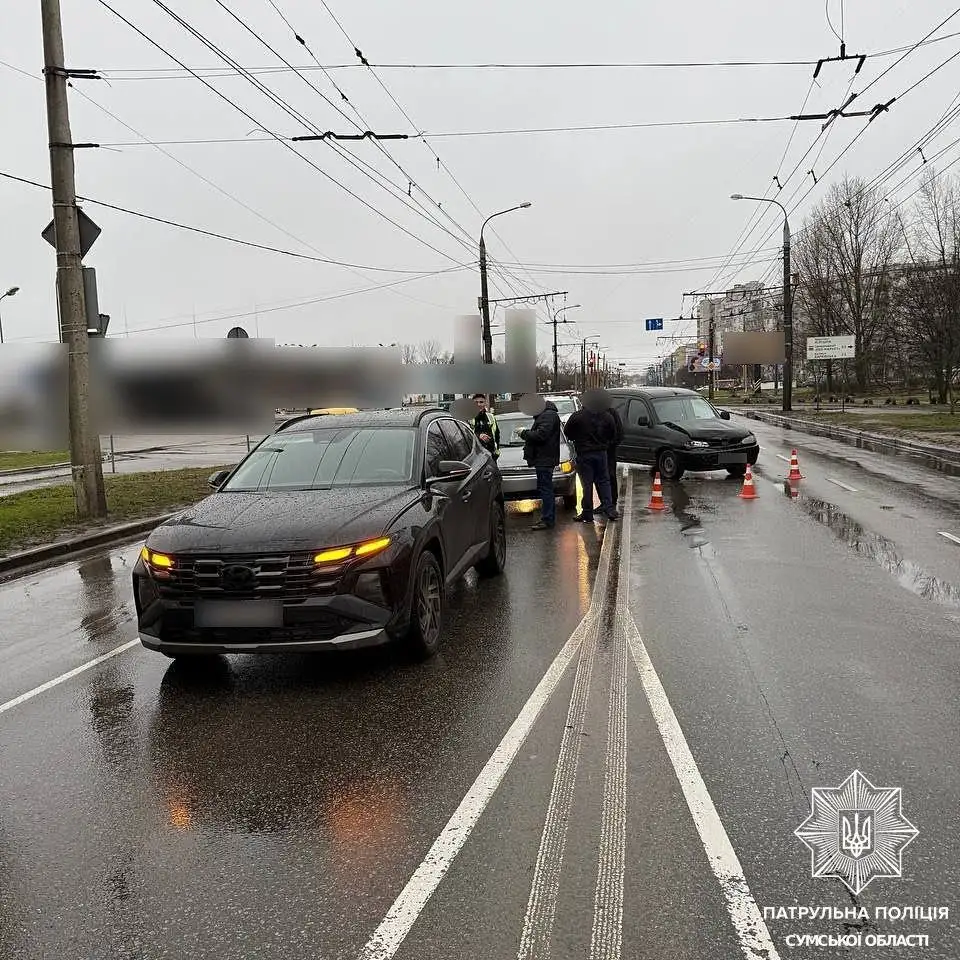 Ланцюгова ДТП у Сумах: три авто зіткнулися на Героїв Крут