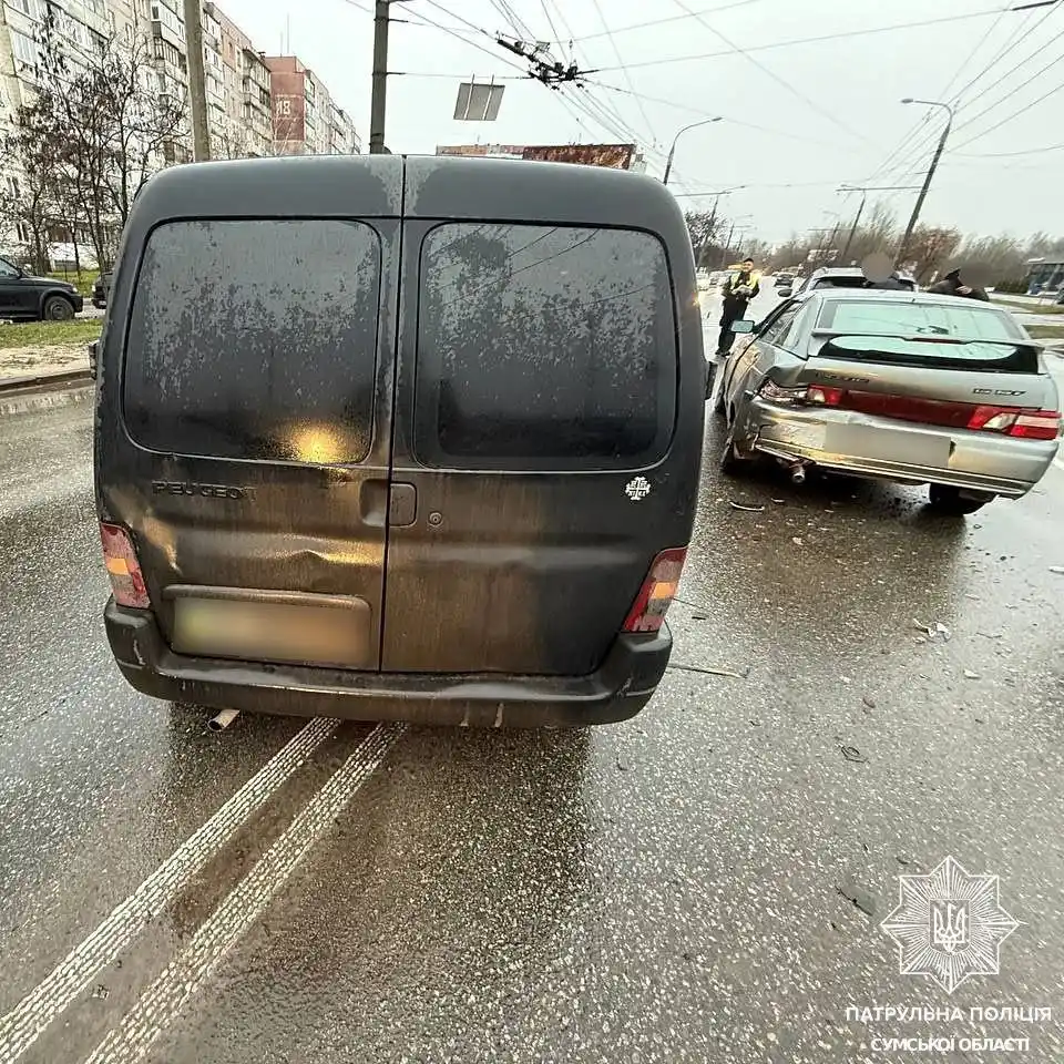 Ланцюгова ДТП у Сумах: три авто зіткнулися на Героїв Крут