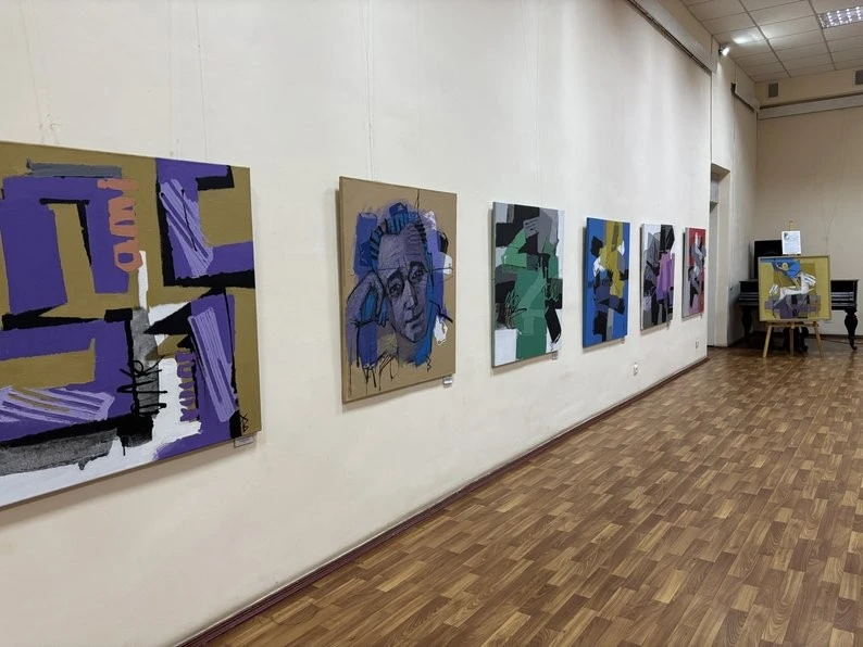 У Конотопі відкрили виставку Володимира Харакоза, присвячену романтиці подорожей