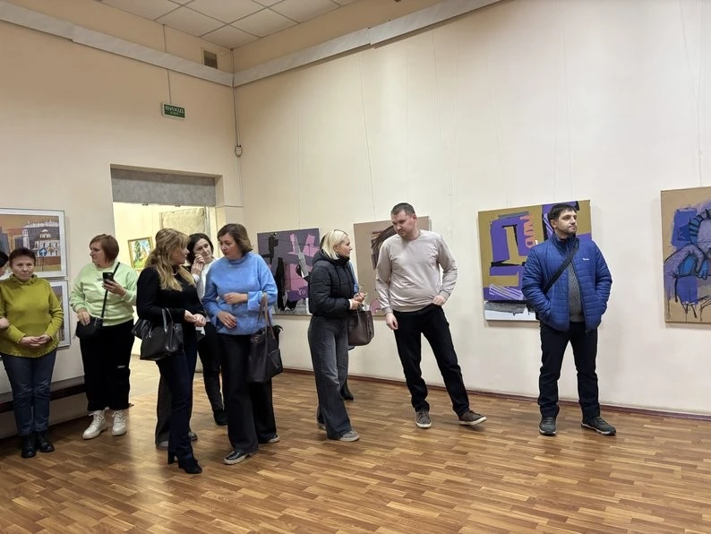 У Конотопі відкрили виставку Володимира Харакоза, присвячену романтиці подорожей