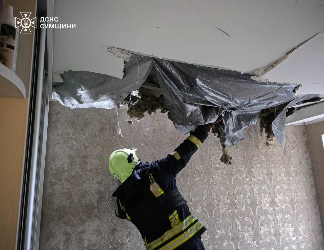 Удар дрона по житловому будинку в Сумах: зруйнована покрівля та робота рятувальників