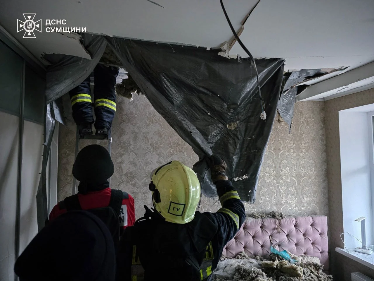 Удар дрона по житловому будинку в Сумах: зруйнована покрівля та робота рятувальників