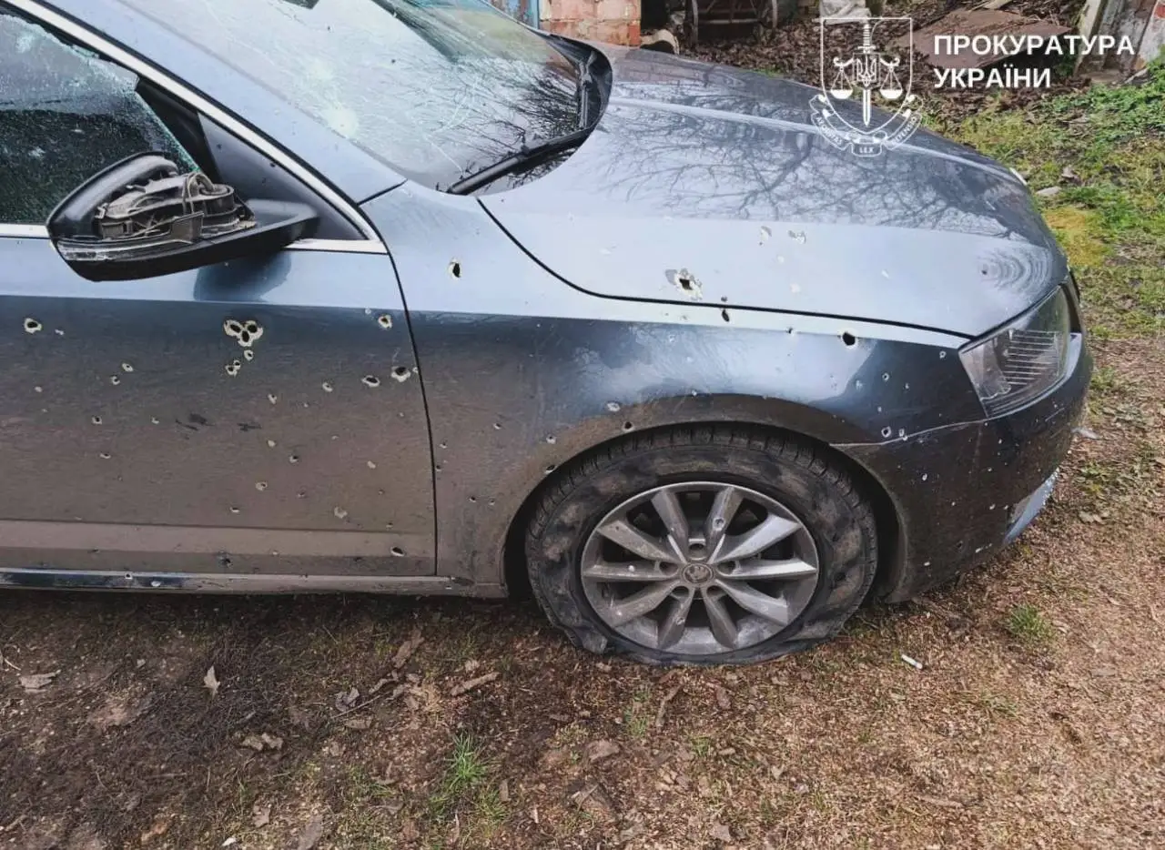 На Сумщині російський дрон атакував цивільне авто: двоє чоловіків поранені