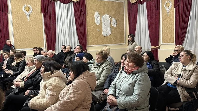 Акторка Ірина Бардакова повернулася до Конотопа, щоб поділитися історіями про творчість і шлях у професії Акторка Ірина Бардакова повернулася до Конотопа, щоб поділитися історіями про творчість і шлях у професії