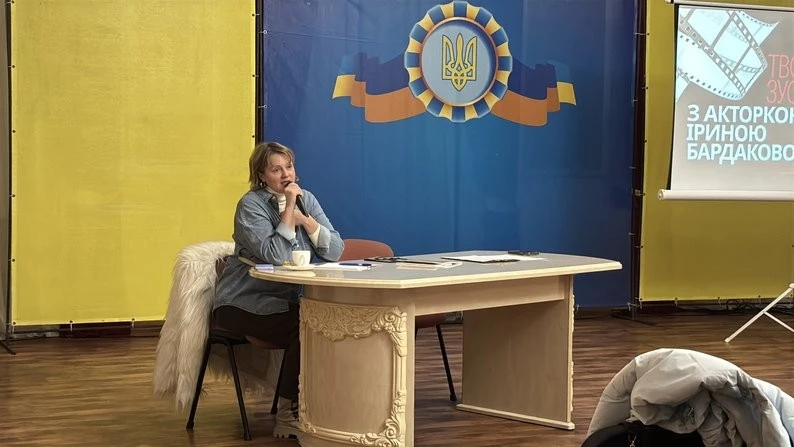 Акторка Ірина Бардакова повернулася до Конотопа, щоб поділитися історіями про творчість і шлях у професії Акторка Ірина Бардакова повернулася до Конотопа, щоб поділитися історіями про творчість і шлях у професії