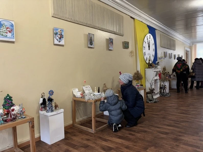 У Конотопі відкрили зимову експозицію виробів ручної роботи: майстрині діляться традиціями та натхненням