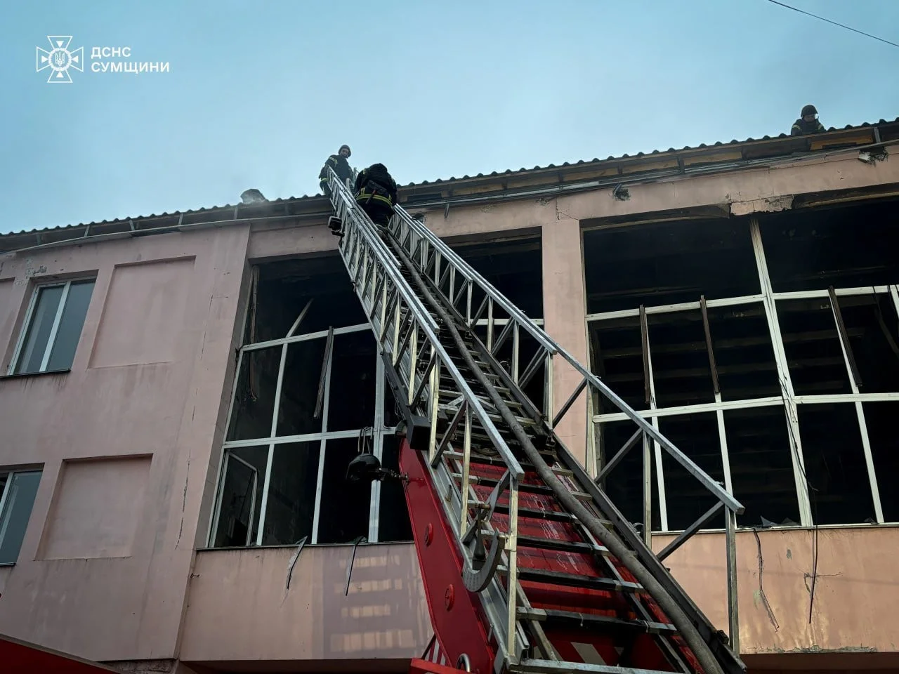 Атака дронів по Шостці: рятувальники ліквідовували пожежу у спортшколі під загрозою повторних ударів
