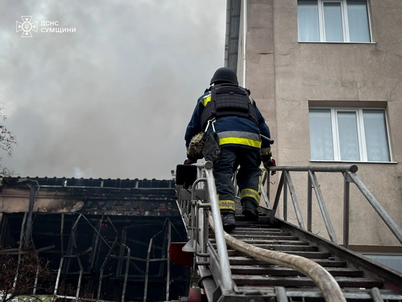 Атака дронів по Шостці: рятувальники ліквідовували пожежу у спортшколі під загрозою повторних ударів