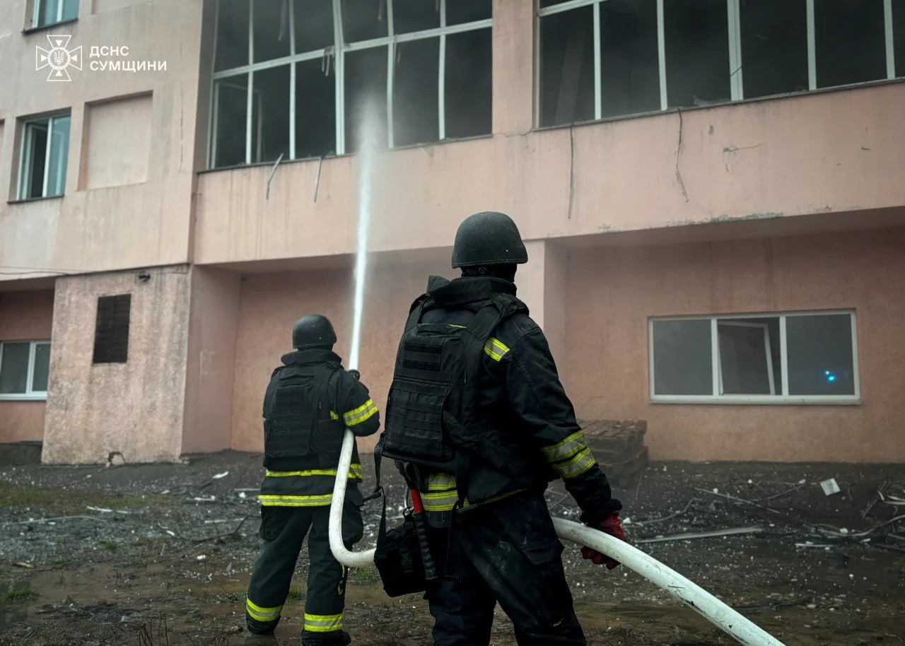 Атака дронів по Шостці: рятувальники ліквідовували пожежу у спортшколі під загрозою повторних ударів