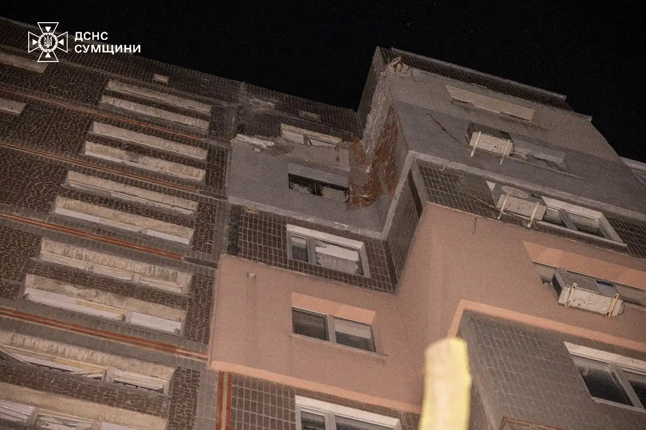 Удар дрона по житловому будинку: у Сумах пошкоджено багатоповерхівку
