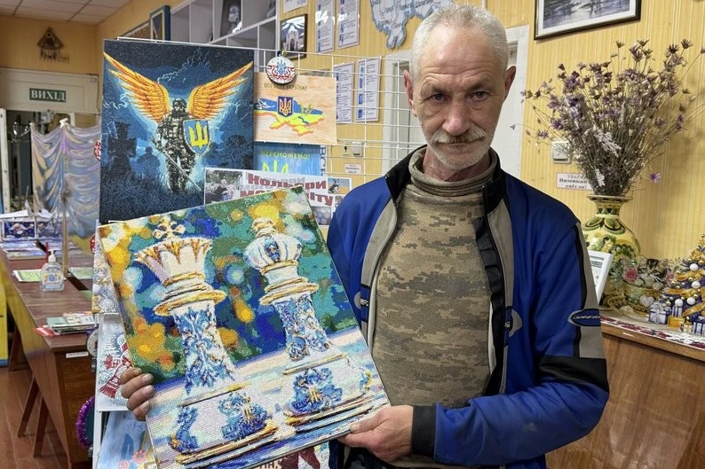 Майстер із Глухова показав місту свої роботи: у бібліотеці діє виставка Миколи Сазонова