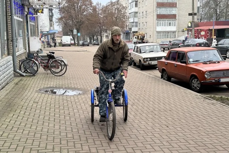 Майстер із Глухова показав місту свої роботи: у бібліотеці діє виставка Миколи Сазонова