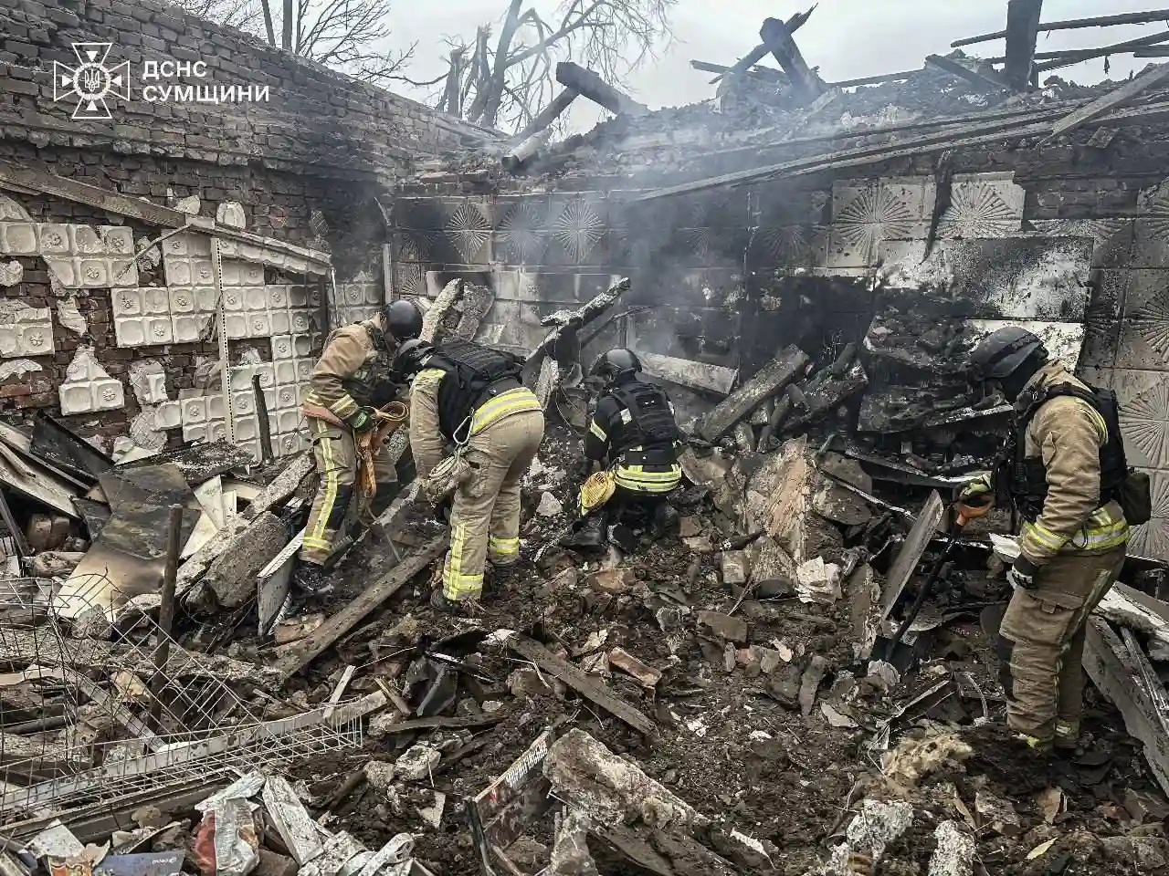 Авіаудар по магазину на Сумщині: рятувальники дістали з-під завалів тіла двох загиблих