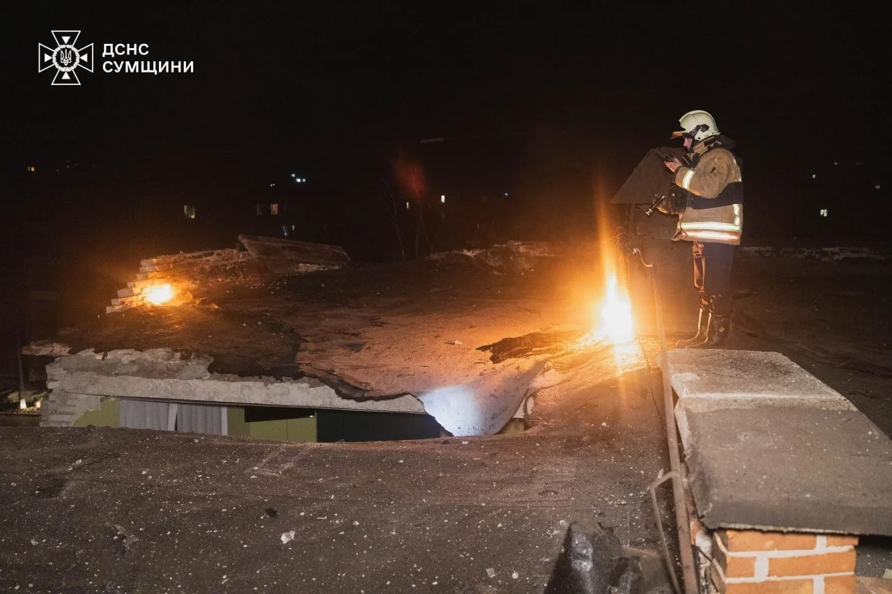 Нічна атака дронами по Сумах: пошкоджено навчальний заклад, одна людина зазнала травм