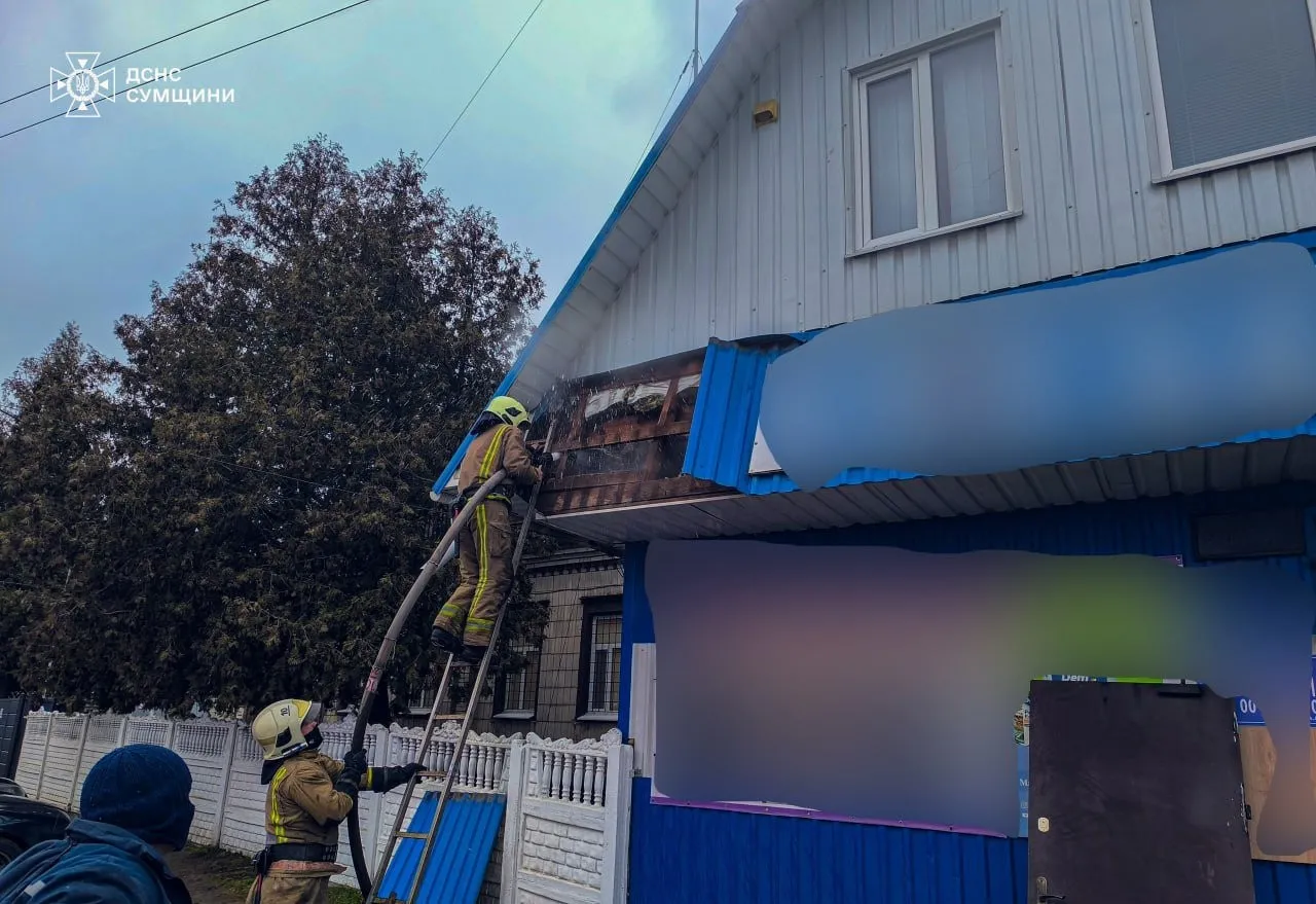 Пожежники врятували чоловіка під час загоряння в Тростянці