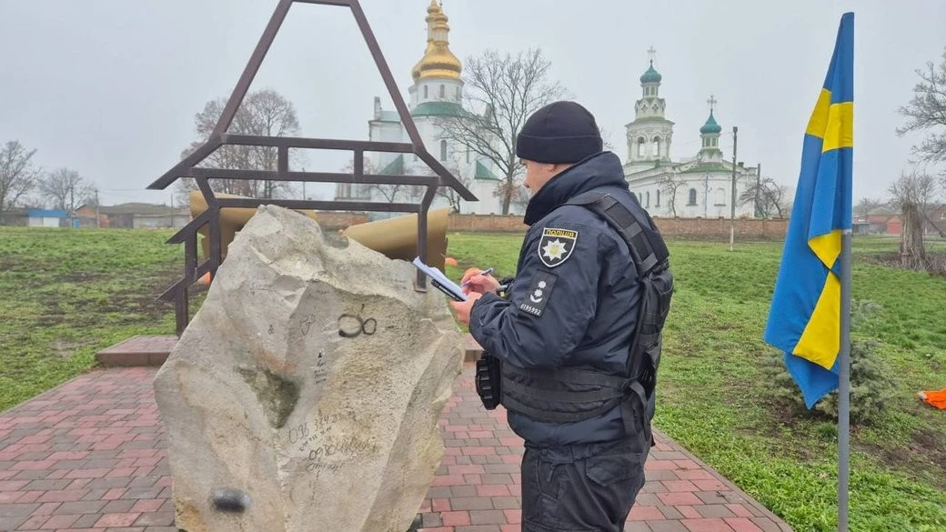Акт вандалізму в Ромнах: понівечили знак, присвячений Мазепі та Карлу XII