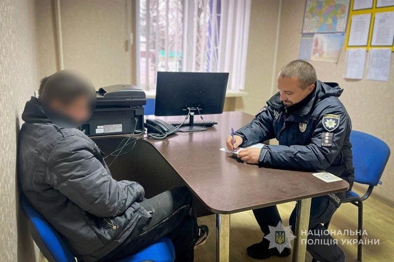 Грабіж серед білого дня: на Сумщині затримали чоловіка, який напав на підлітка