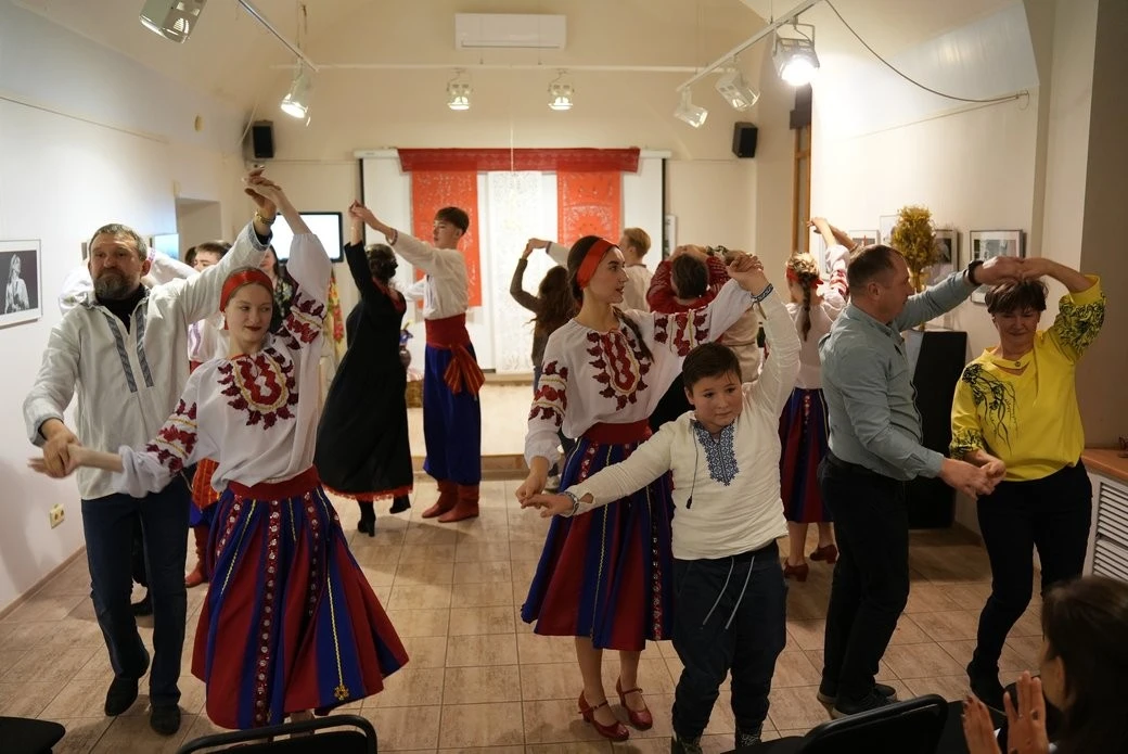 Різдво як жива традиція: у Сумах провели вечорниці з піснями, танцями й благодійною метою