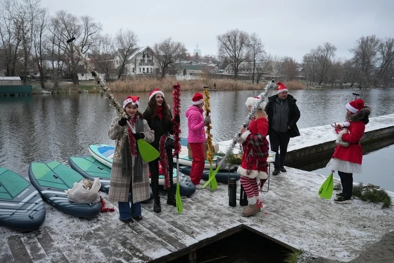 Зима на воді: сумчани вийшли на Псел на SUP-дошках у святкових костюмах