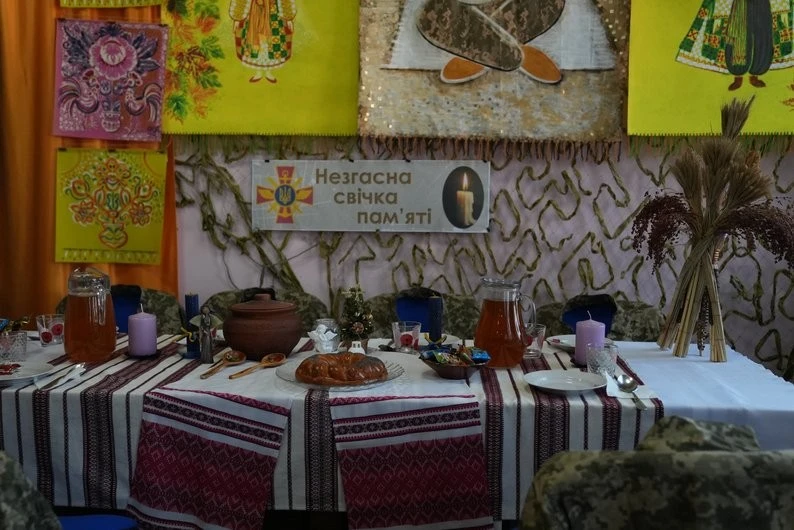 У Сумах накрили різдвяний стіл пам’яті для полеглих захисників