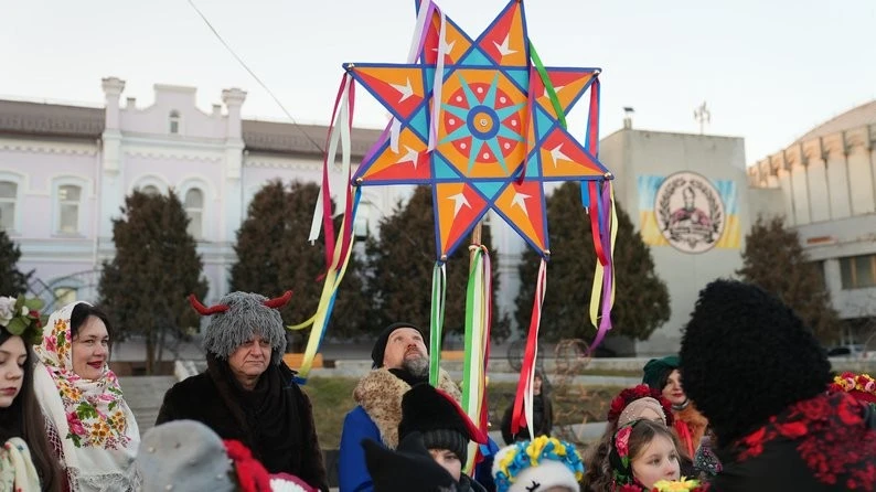 Колядки, коза і радість на вулицях: у Сумах відбувся різдвяний вертеп