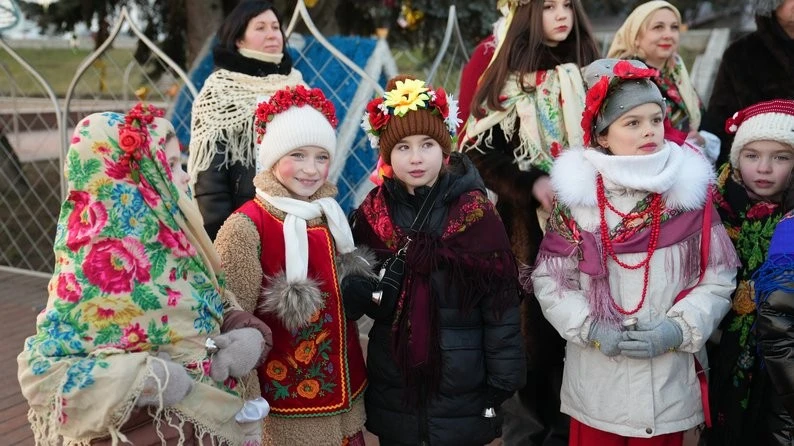 Колядки, коза і радість на вулицях: у Сумах відбувся різдвяний вертеп