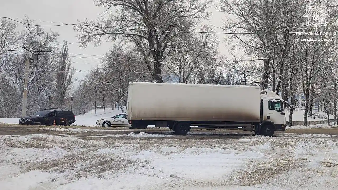 Ранкова ДТП у Сумах: нетверезий водій врізався у вантажівку, на щастя без жертв