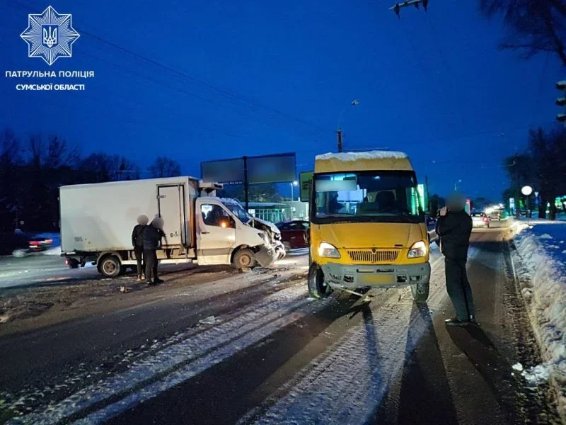 Ранкове ДТП у Сумах: маршрутка зіткнулася з легковиком, пасажирка травмована