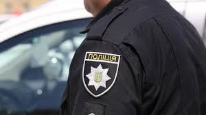 Герой у морозі: поліцейський врятував чоловіка на засніженій вулиці Середина-Буди