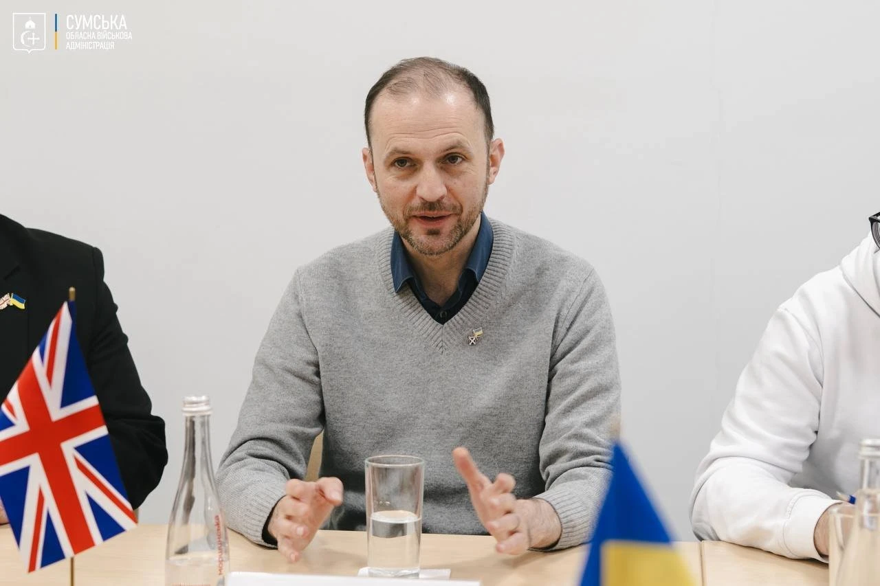 Крижаний полон на озері: у Сумах щодня рятують лебедів і качок