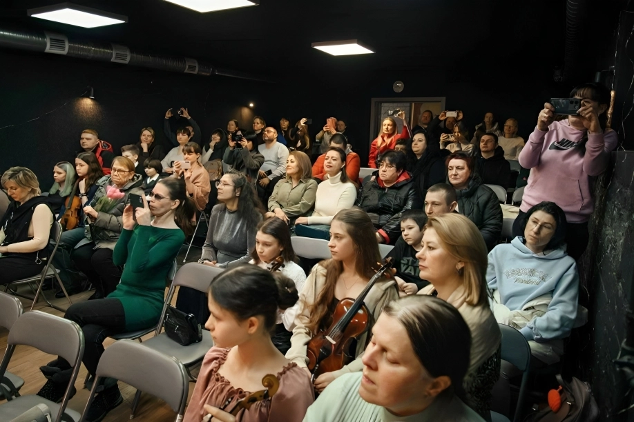 «Музична мозаїка» юних талантів: учні ДМШ № 2 подарували концерт у родинному театрі