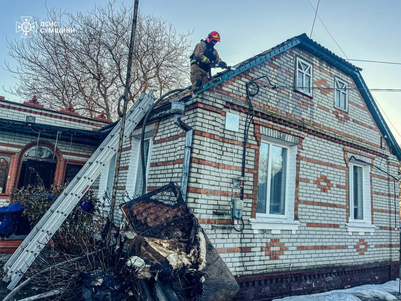 У Ромнах сталася пожежа в житловому будинку – рятувальники оперативно приборкали вогонь