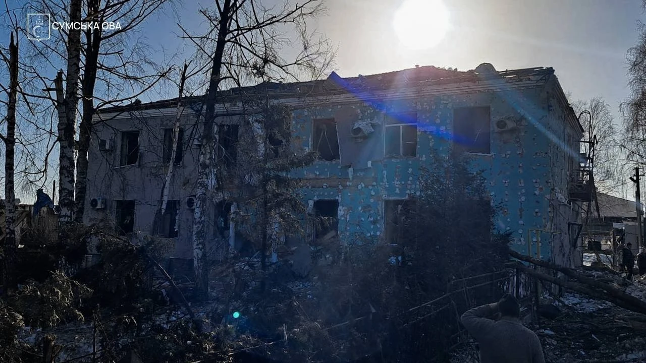 Атаки по цивільних об’єктах на Сумщині: пошкоджені автобус, потяг і поштове відділення