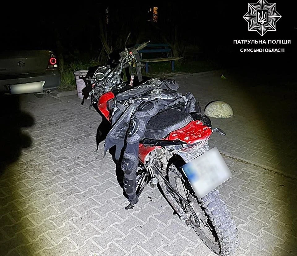 Нічна ДТП у Сумах: підліток на мотоциклі протаранив дві автівки