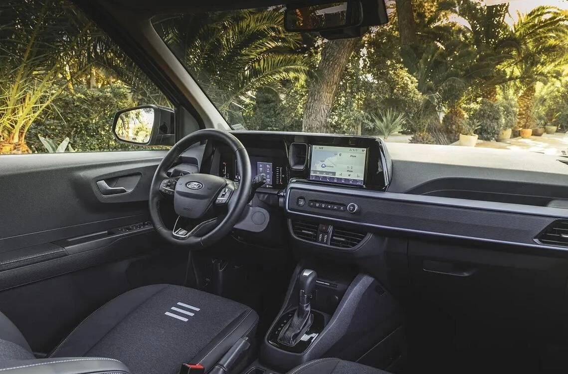 Ford Tourneo Courier: компактний мінівен для сім’ї та щоденних поїздок