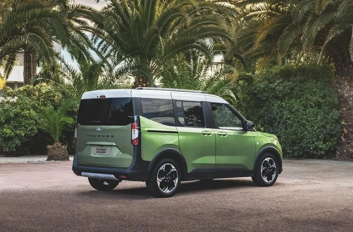Ford Tourneo Courier: компактний мінівен для сім’ї та щоденних поїздок