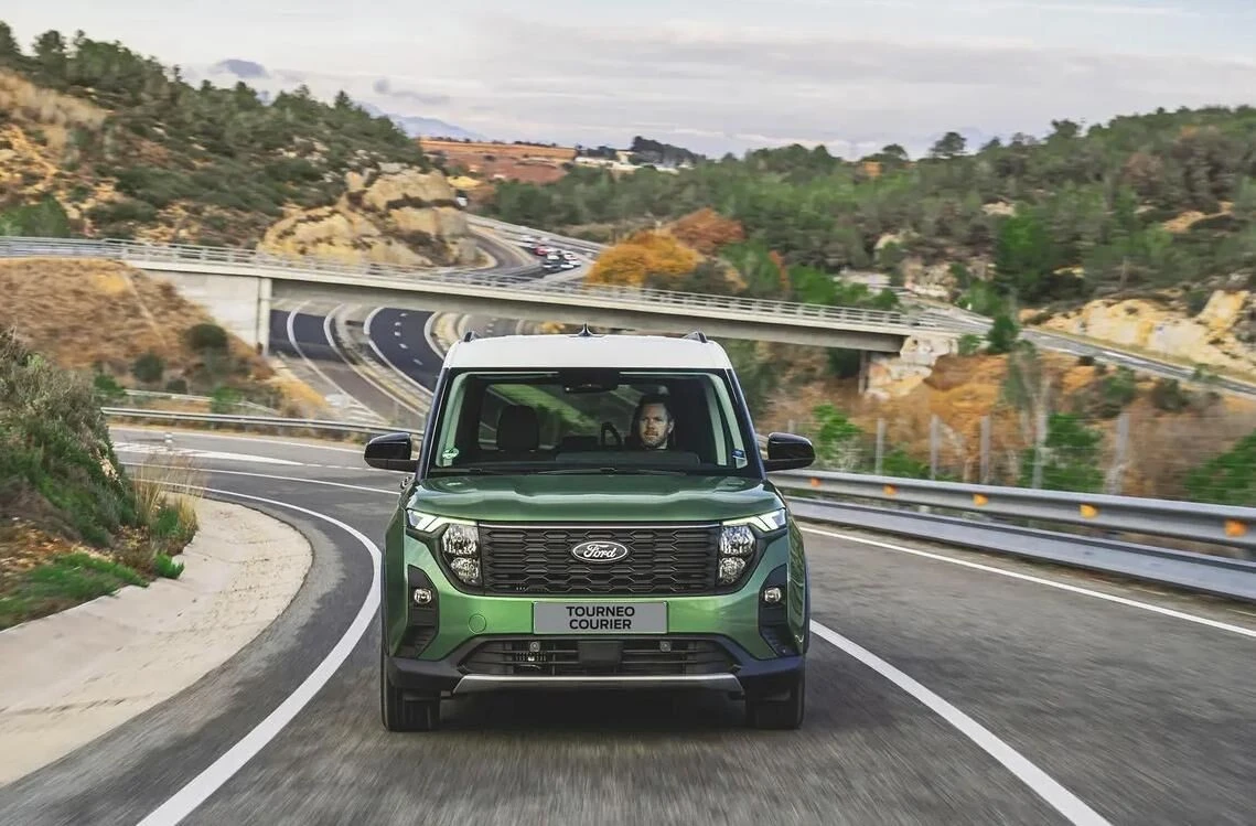 Ford Tourneo Courier: компактний мінівен для сім’ї та щоденних поїздок