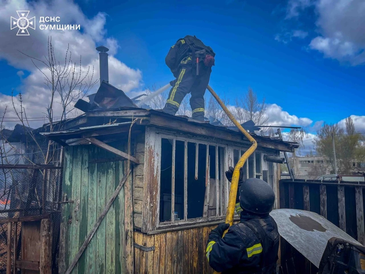 У Шостці після влучання дрона загасили пожежу попри загрозу нових ударів