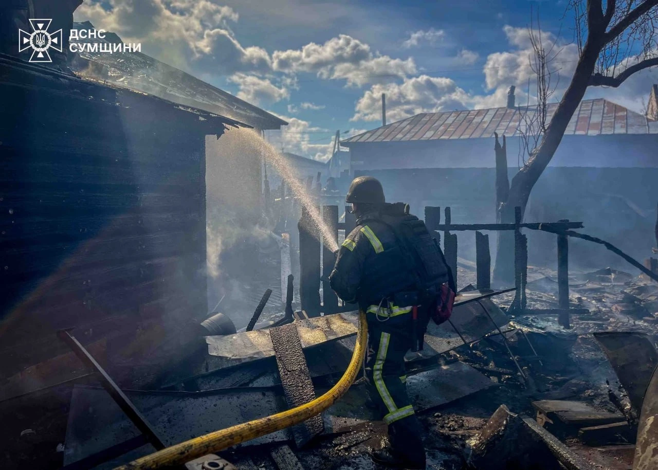 У Шостці після влучання дрона загасили пожежу попри загрозу нових ударів