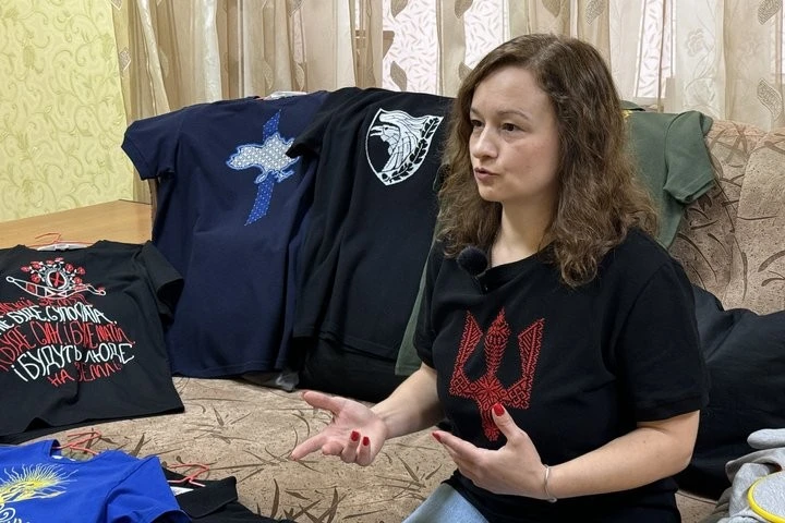 Вишивка без канонів: майстриня із Сум створює сучасні футболки з портретами та персонажами