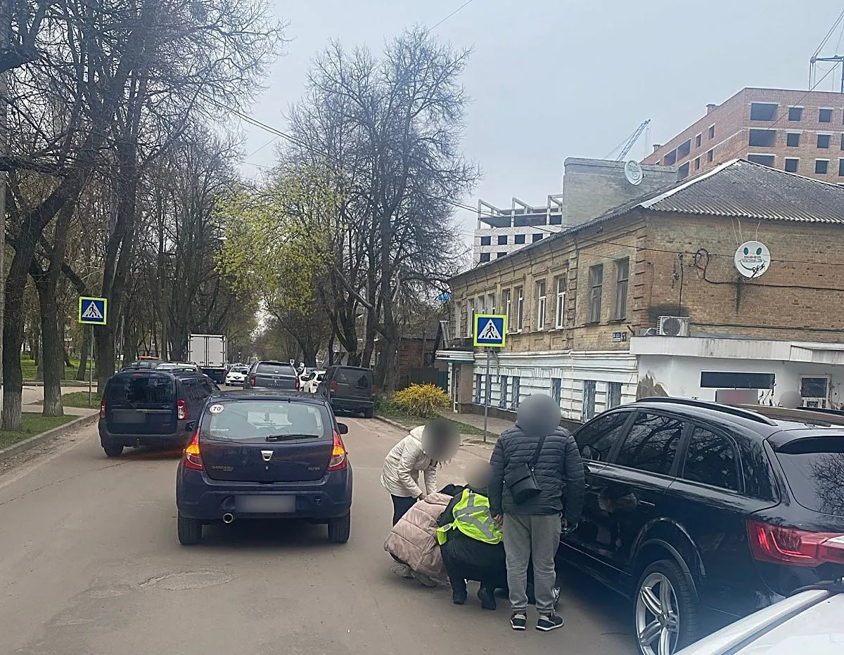 У Сумах пішохід опинився під колесами авто – чоловіка госпіталізували