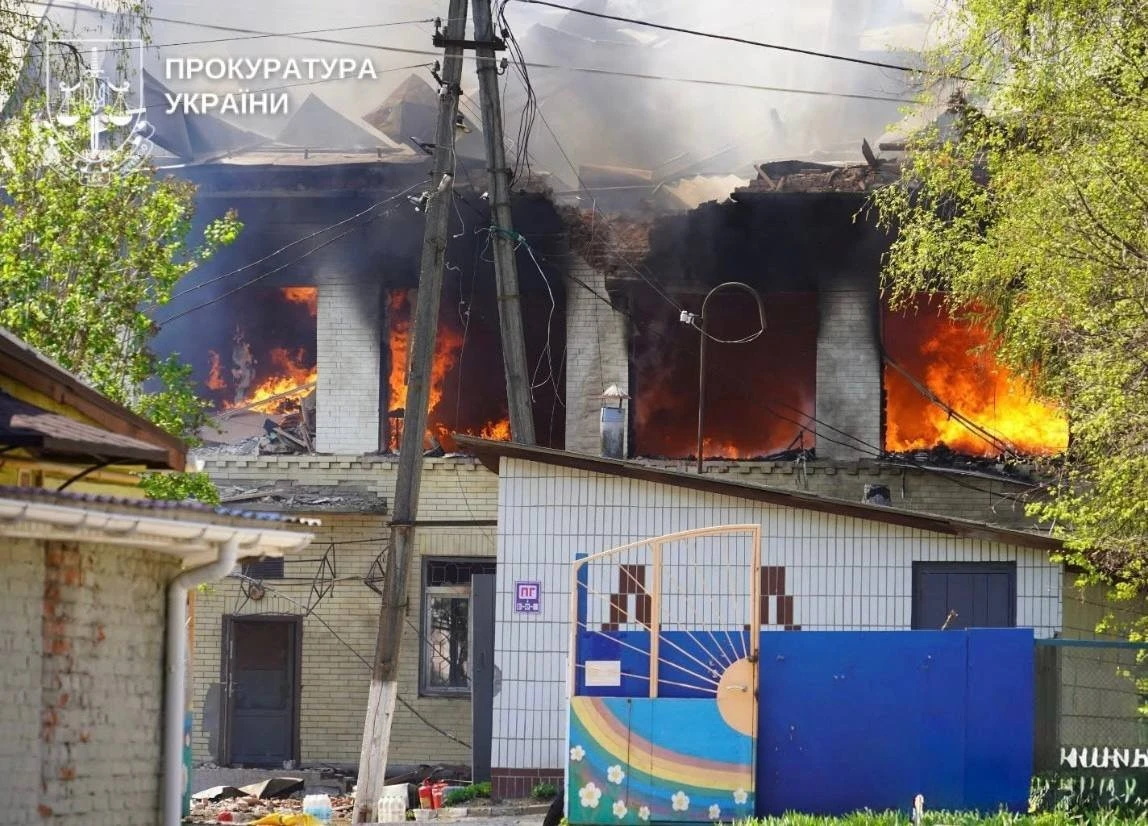 Трагедія в Сумах: через удар російських дронів по дитсадку загинула жінка