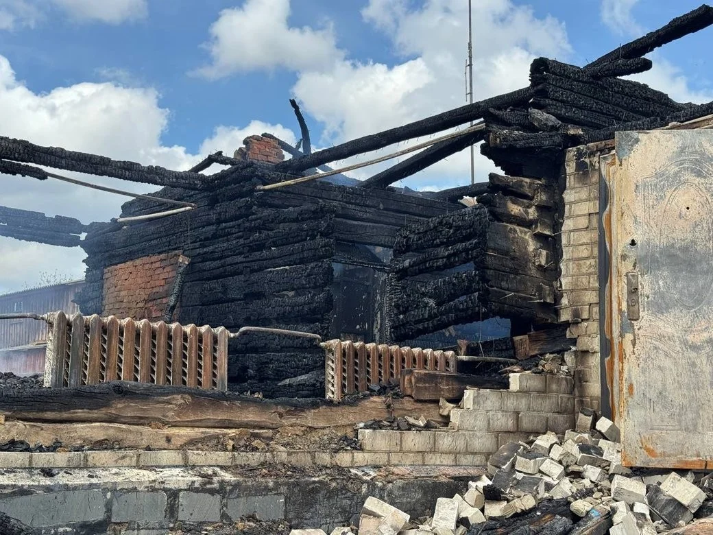 Чотири дрони проти однієї родини: на Сумщині окупанти знищили дім вчителів