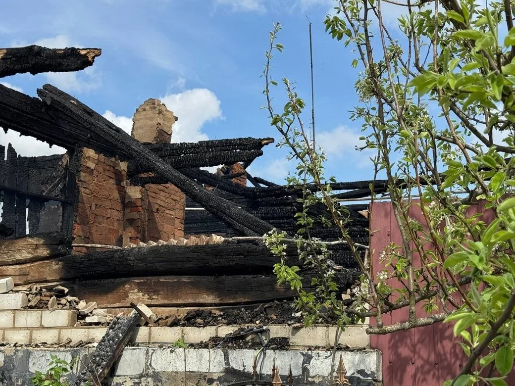 Чотири дрони проти однієї родини: на Сумщині окупанти знищили дім вчителів